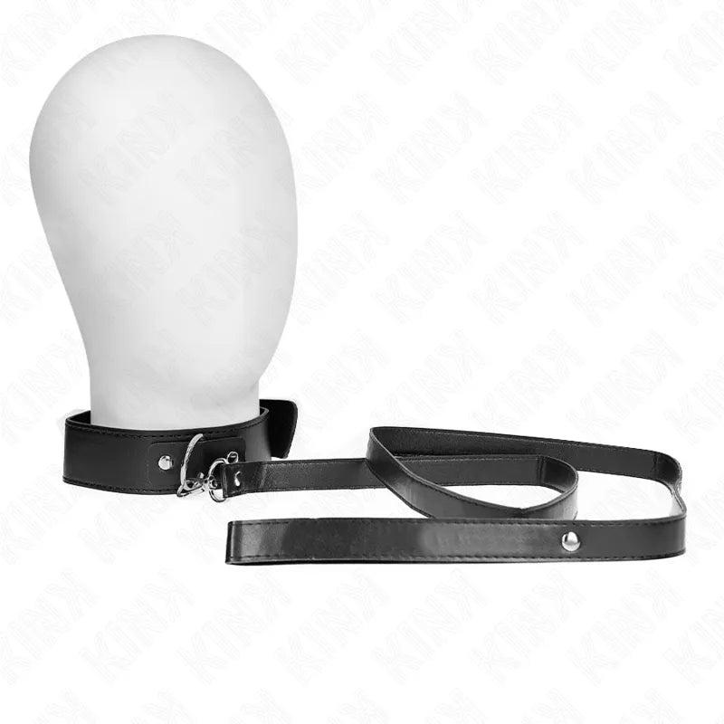 Collier BDSM noir en cuir végétalien, ajustable, avec boucle métallique, sur mannequin blanc, design élégant et sophistiqué.