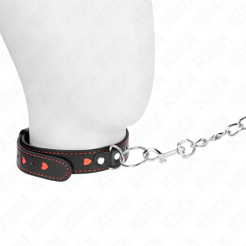 Collier BDSM cuir noir élégant avec motifs rouges, boucle métal solide, design raffiné et discret pour confort et sécurité.