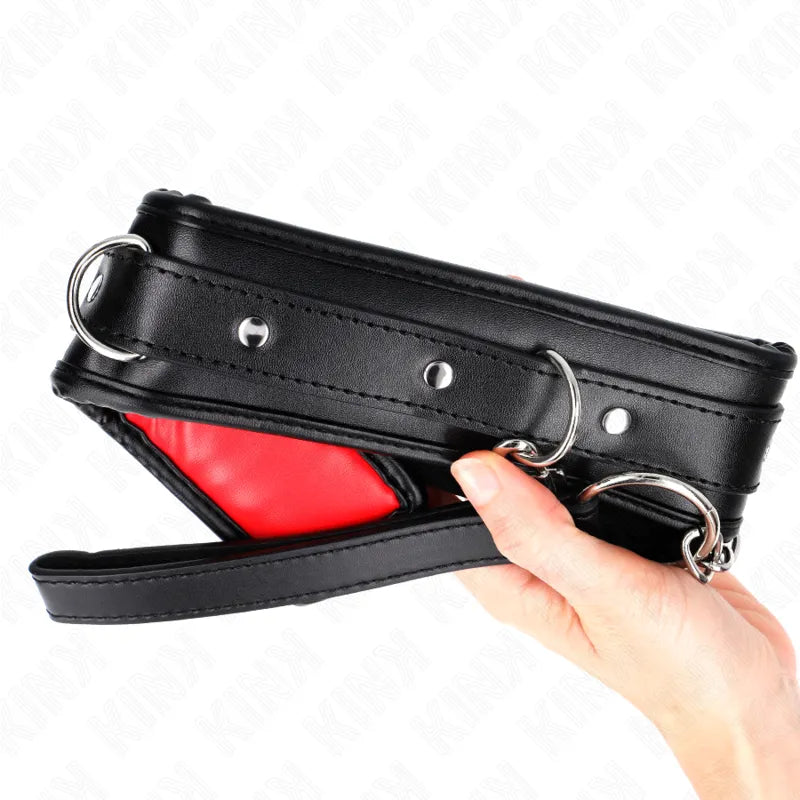 Collier BDSM en cuir noir et rouge, ajustable, avec boucles métalliques, design élégant et raffiné.