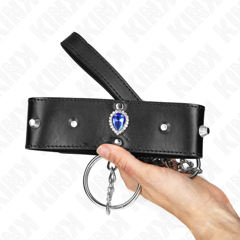 Collier BDSM en cuir noir avec boucle métallique, orné d'un bijou bleu, design élégant et sophistiqué.