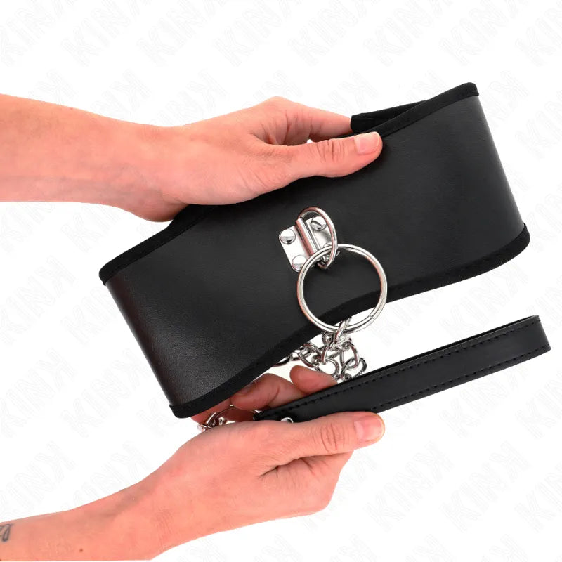 Collier BDSM en cuir noir avec boucle réglable et détails métalliques, design élégant et sophistiqué.