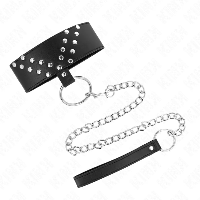 Collier BDSM noir en cuir végétalien avec clous argentés, chaîne métallique et boucle ajustable pour style chic et éthique.