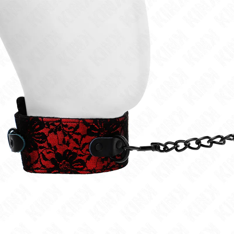 Collier BDSM rouge et noir en cuir avec motifs floraux, laisse métallique, élégant et ajustable pour confort et style.