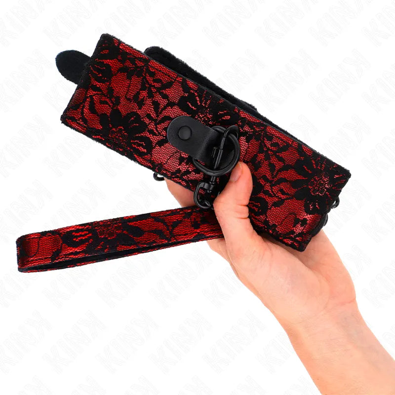 Collier et laisse BDSM en cuir rouge et noir, motif floral, ajustable, avec boucle métallique robuste.