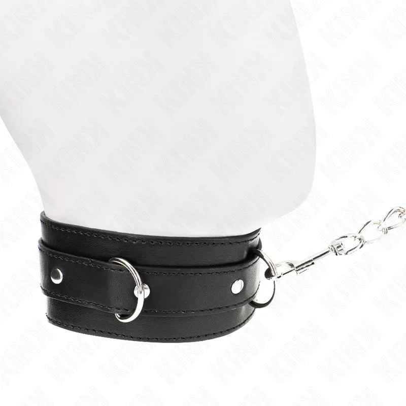 Collier BDSM en cuir noir élégant avec laisse en métal, ajustable et sécurisé, pour jeux de domination sophistiqués.