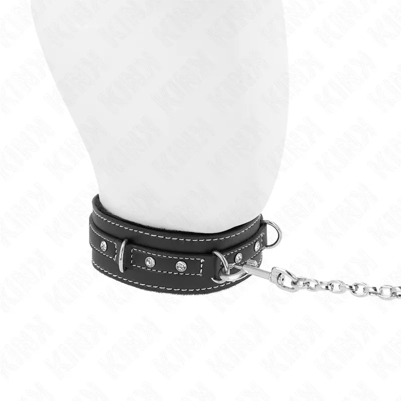 Collier BDSM noir en cuir végétalien avec rivets métalliques et laisse chaîne argentée, élégant et robuste.