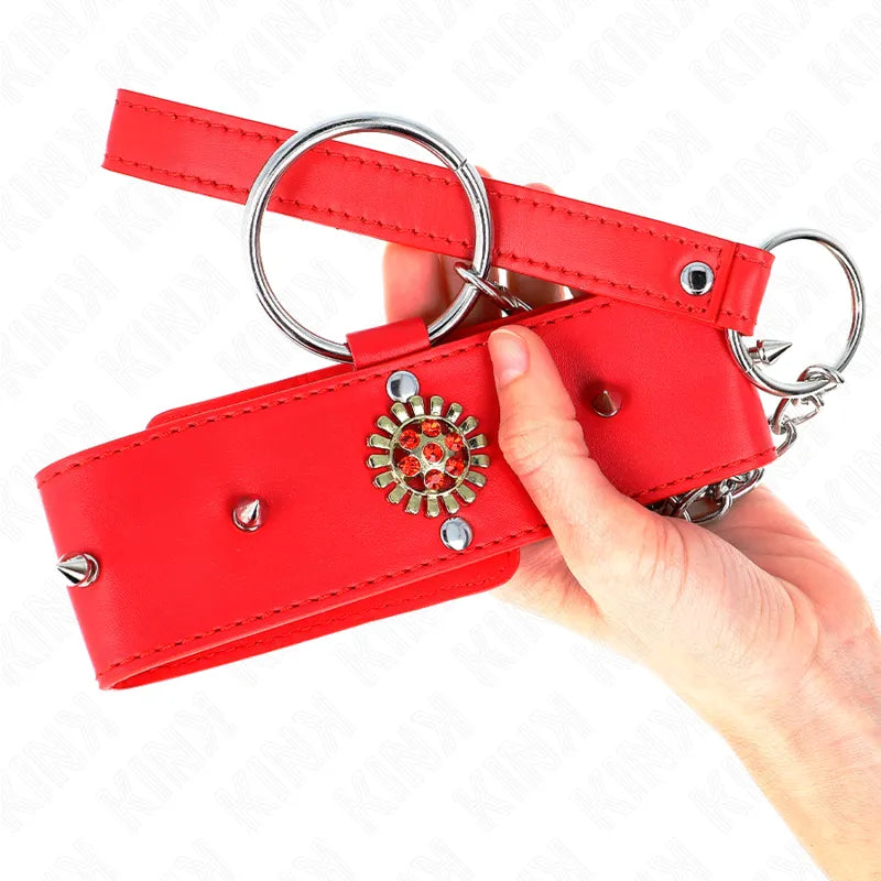 Collier et laisse BDSM en cuir rouge, ornés de détails métalliques, élégants et ajustables pour jeux de soumission.