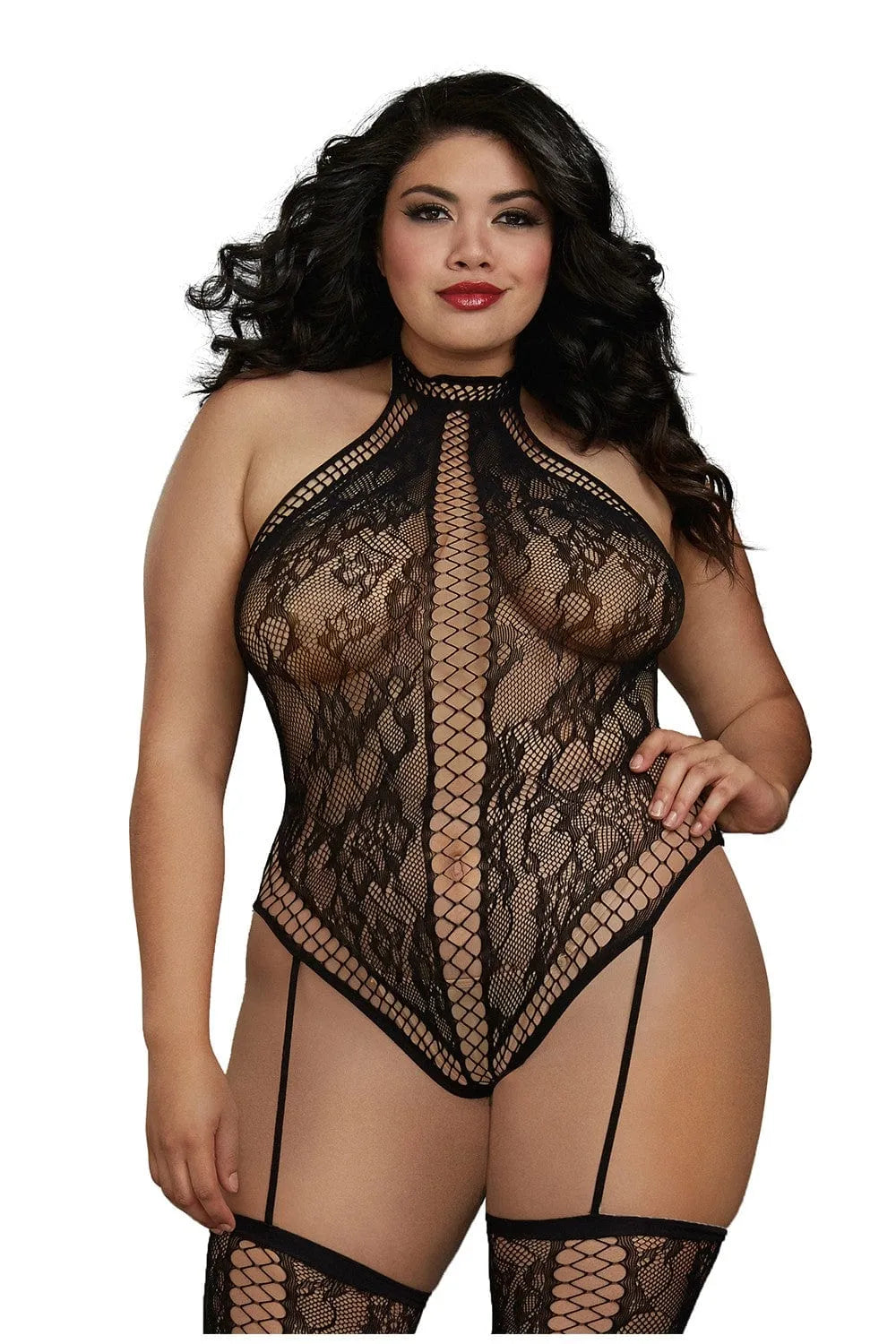 Combinaison grande taille en dentelle noire avec détails croisés, jarretières et bas assortis, élégante et sexy.