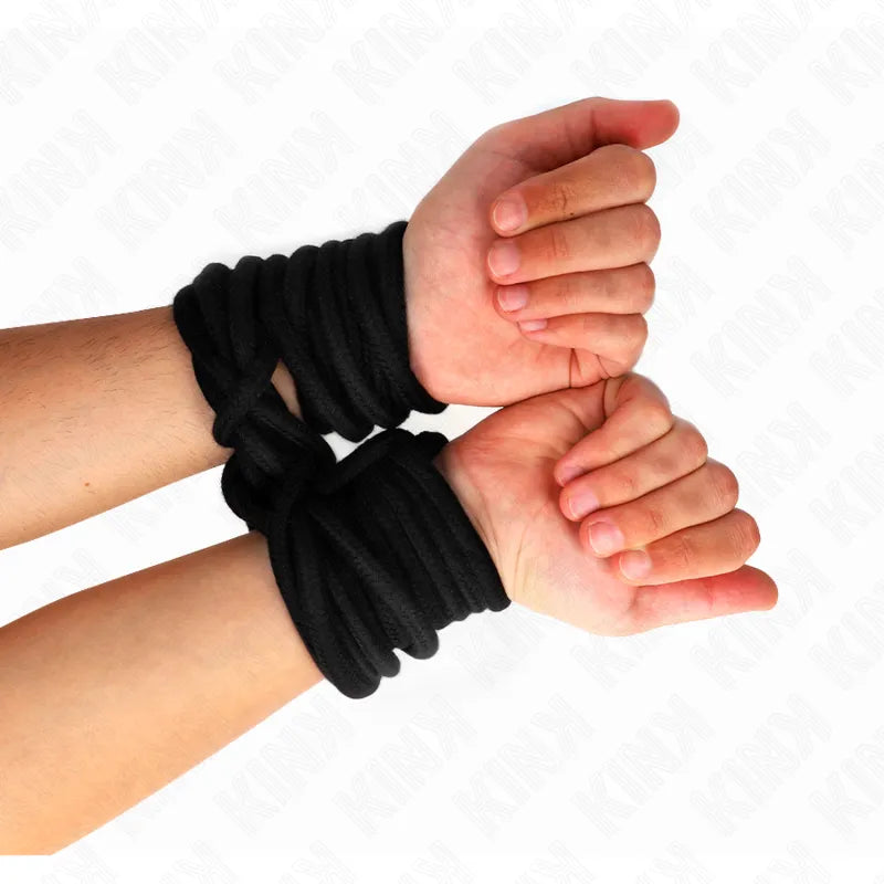 Cordes noires en coton chanvre nouées sur poignets, idéales pour bondage Shibari, confort et sécurité pour tous niveaux.