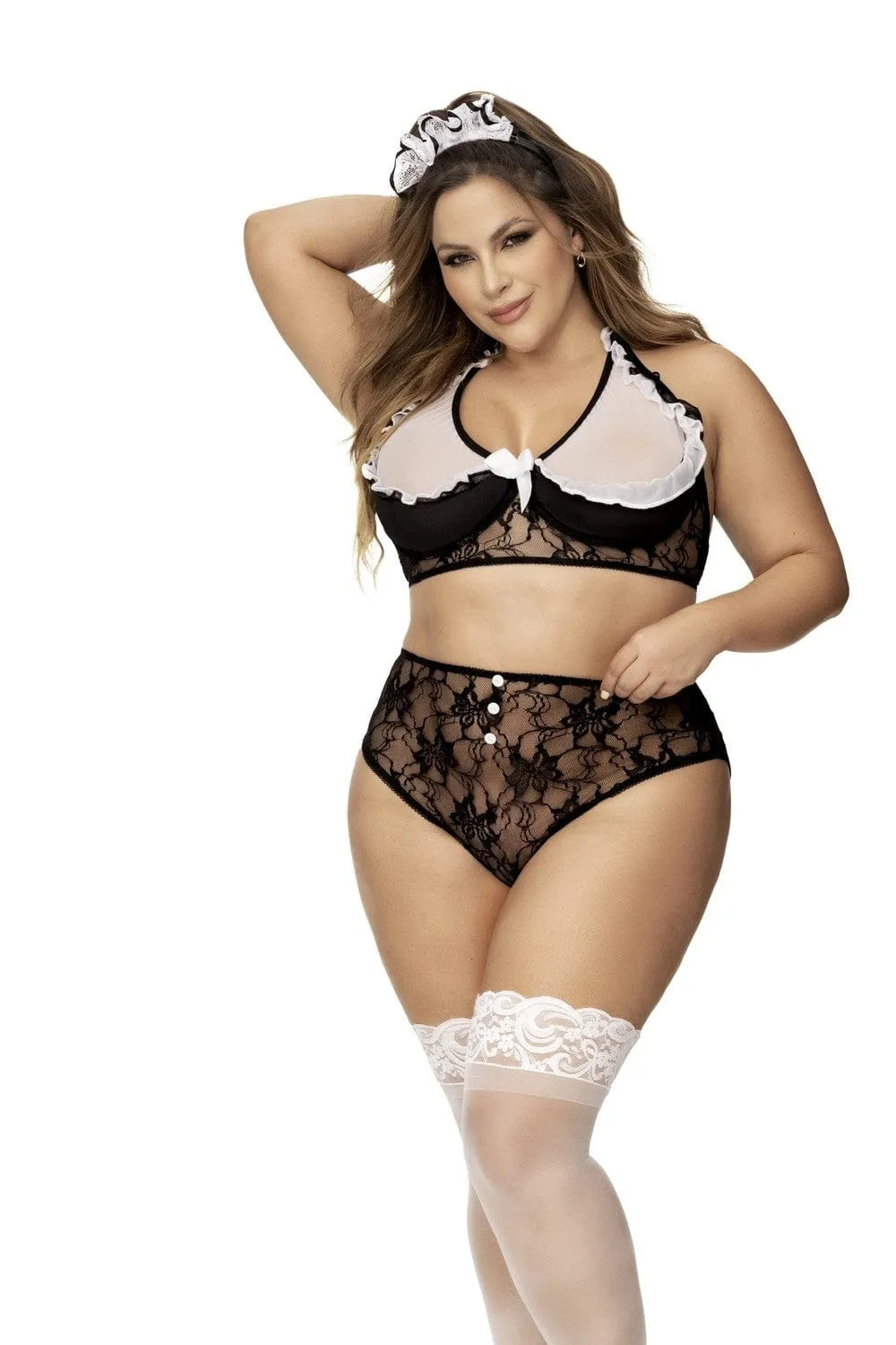 Costume soubrette grande taille noir et blanc, volants, dos nu, culotte haute, boutons cœur, coiffe incluse.