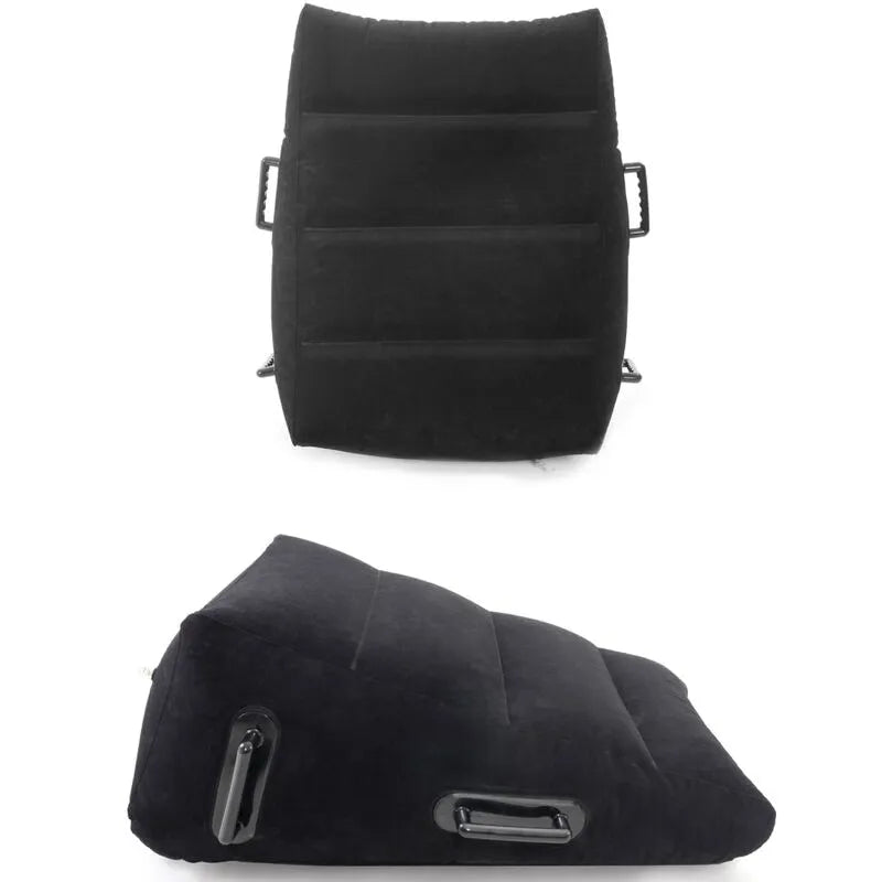 Coussin érotique gonflable noir en velours, incliné, avec quatre poignées pour stabilité et confort, idéal pour exploration.