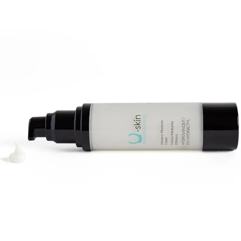 Crème hydratante U-Skin XtraMoisturizing, flacon pompe noir et blanc, préparation peau tatouage laser, ingrédients naturels.