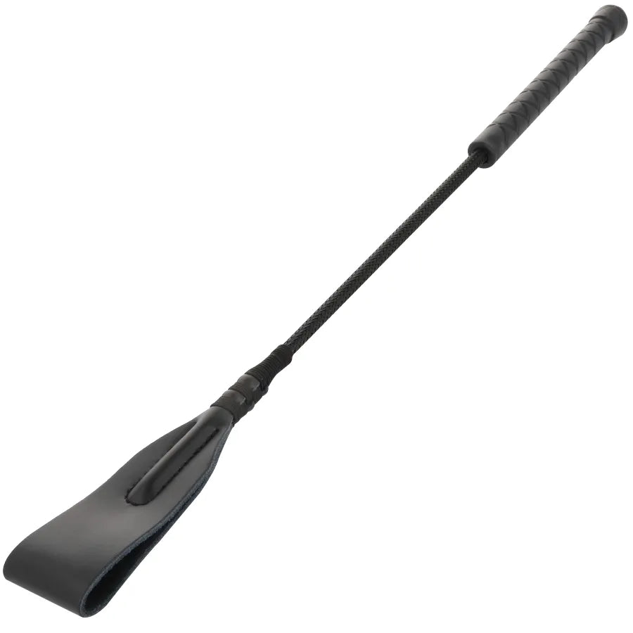 Cravache BDSM en cuir noir 45cm, pointe fine, manche ergonomique pour contrôle précis et sensations intenses.