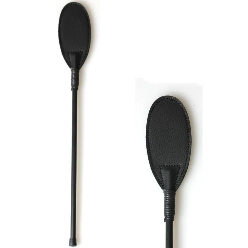 Cravache BDSM ovale noire, finition satinée, poignée ergonomique, design élégant et robuste pour précision et contrôle.