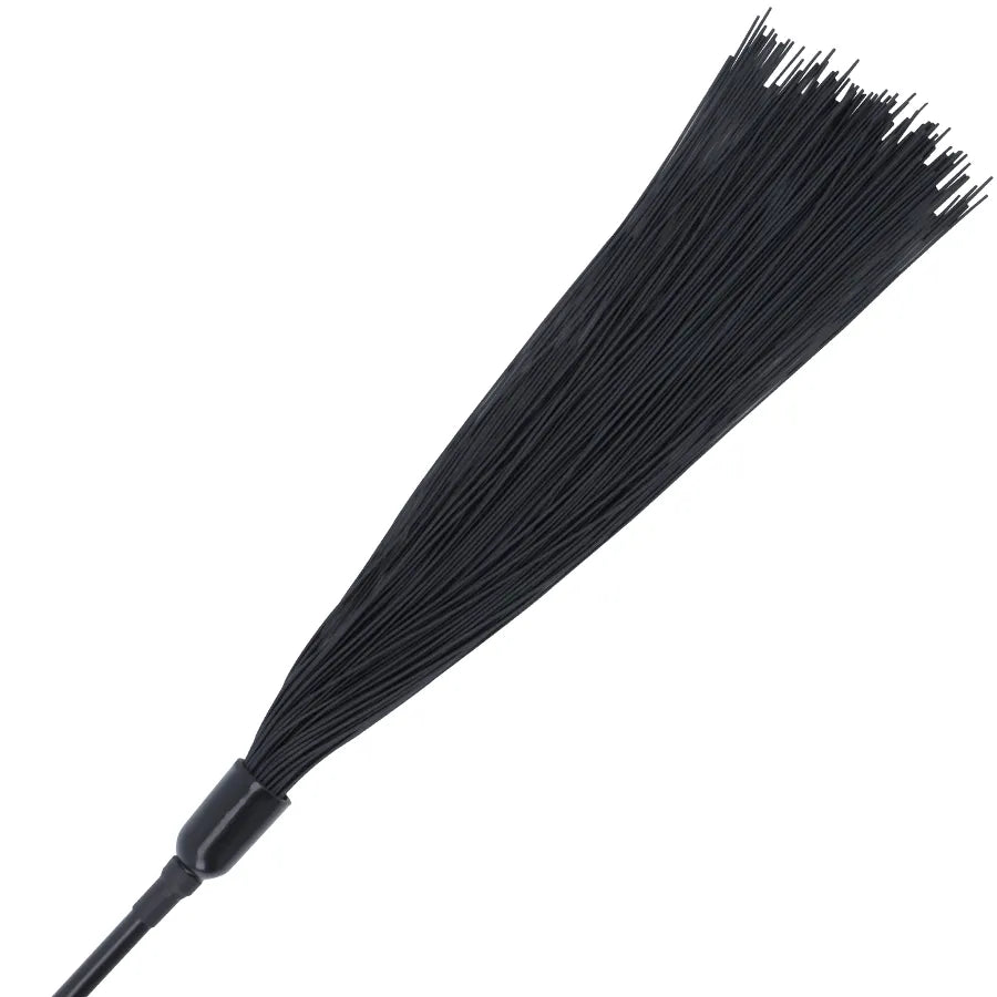 Cravache BDSM noire en PVC souple avec manche ergonomique, finition élégante pour jeux fétichistes et domination.