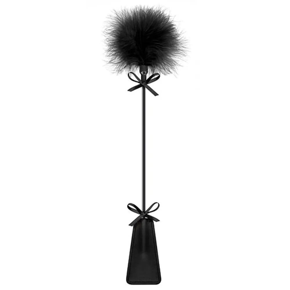 cravache noire plumeau noir poignée ergonomique compacte cuir synthétique souple résistante durable contrôle précis fessées domination sensuelle décorée nœuds