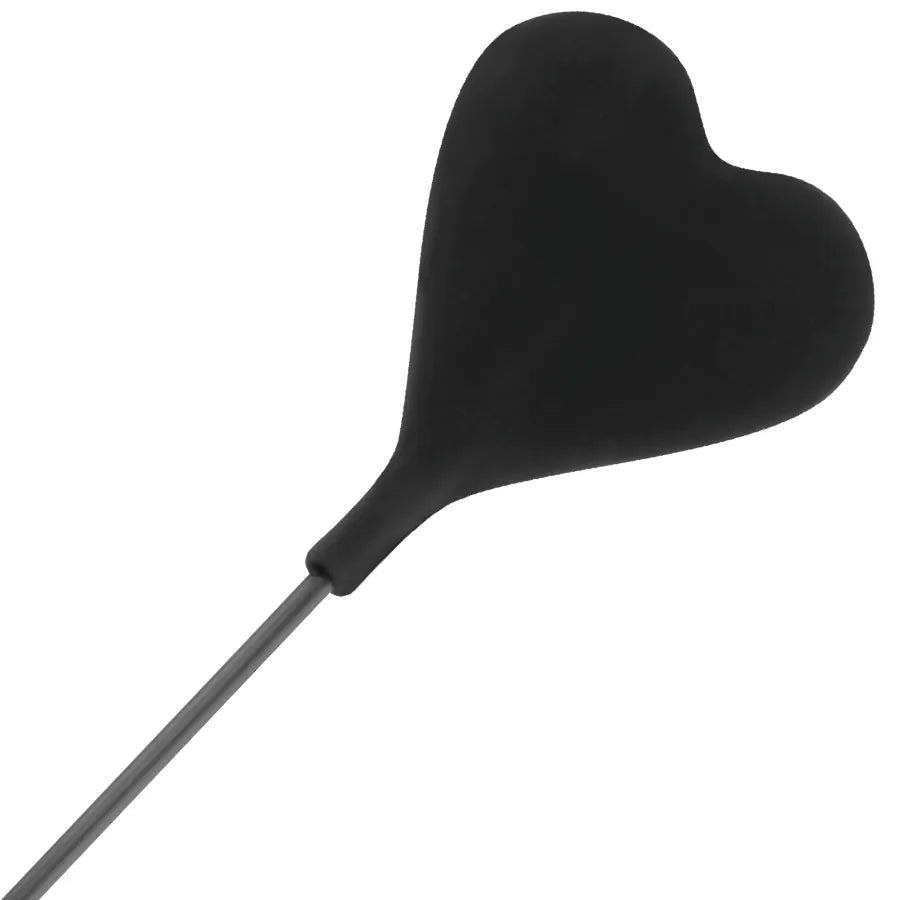 Cravache noire double face avec plumes douces et embout ferme, 40 cm, pour sensations sensuelles et caresses intimes.