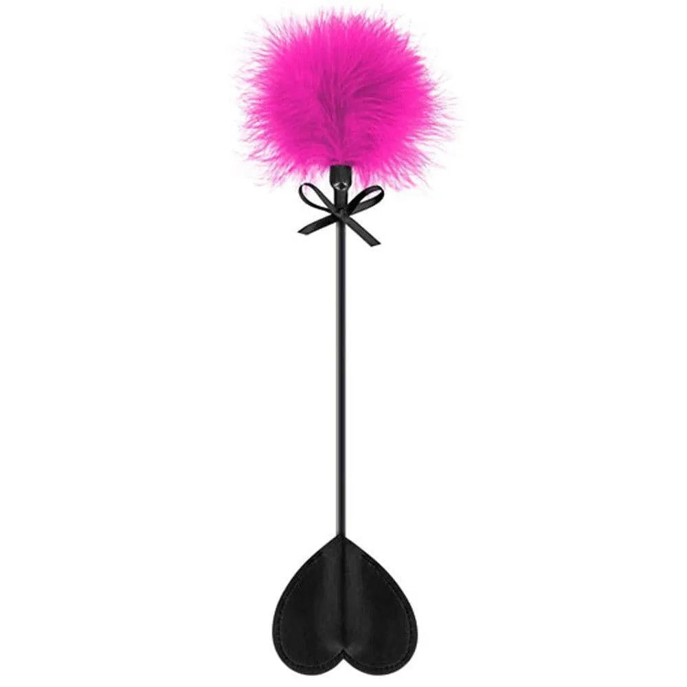 cravache rose coeur plumeau poignée ergonomique taille compacte matériaux qualité supérieure durable résistante fessées romantique sensualité domination