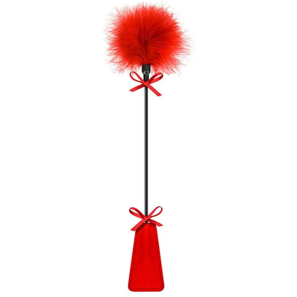 cravache rouge plumeau assorti matériaux qualité supérieure solide légère ergonomique fessées dosées sensations sensuelles novice expert bondage kit finition nœuds