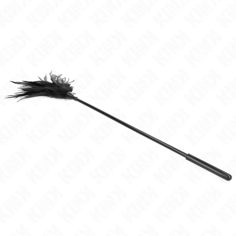 Cravache en cuir noir ergonomique avec poignée raffinée et embout sophistiqué, idéale pour précision et contrôle en BDSM.