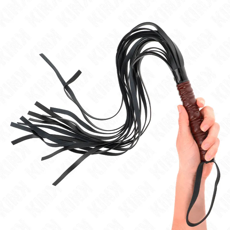 Cravache BDSM en cuir noir, poignée ergonomique marron, lanières flexibles, design élégant pour jeux sensuels.