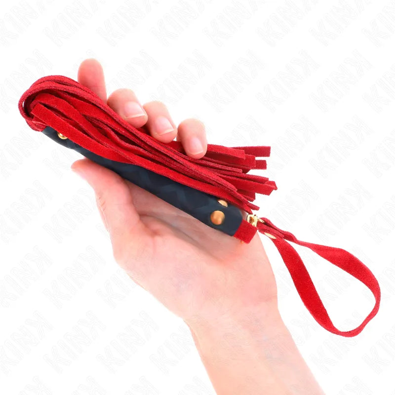 Cravache BDSM en cuir rouge et noir, poignée ergonomique, design luxueux, lanières souples pour précision et intensité.