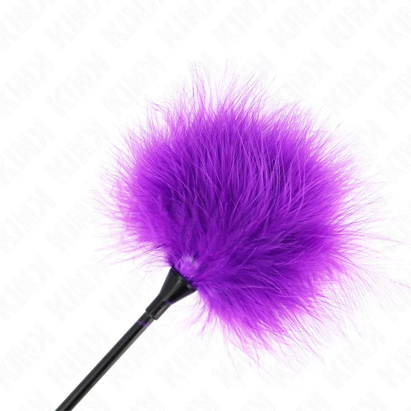 Cravache BDSM avec plume violette en fibres synthétiques, manche ergonomique noir, design élégant et robuste.