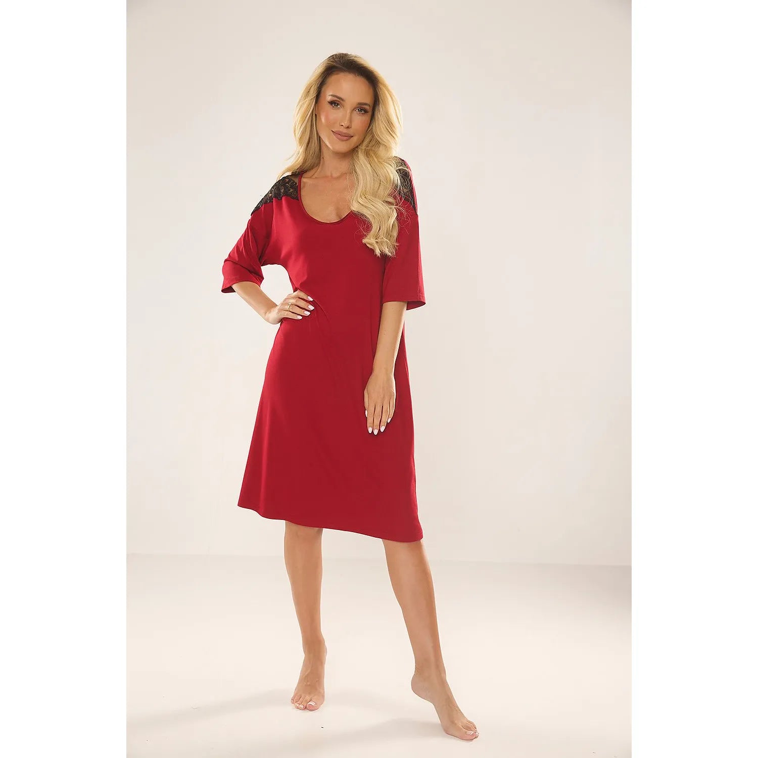 Chemise de nuit rouge en viscose, dentelle noire, manches 3/4, encolure ronde, longueur genou, ajustement fluide.