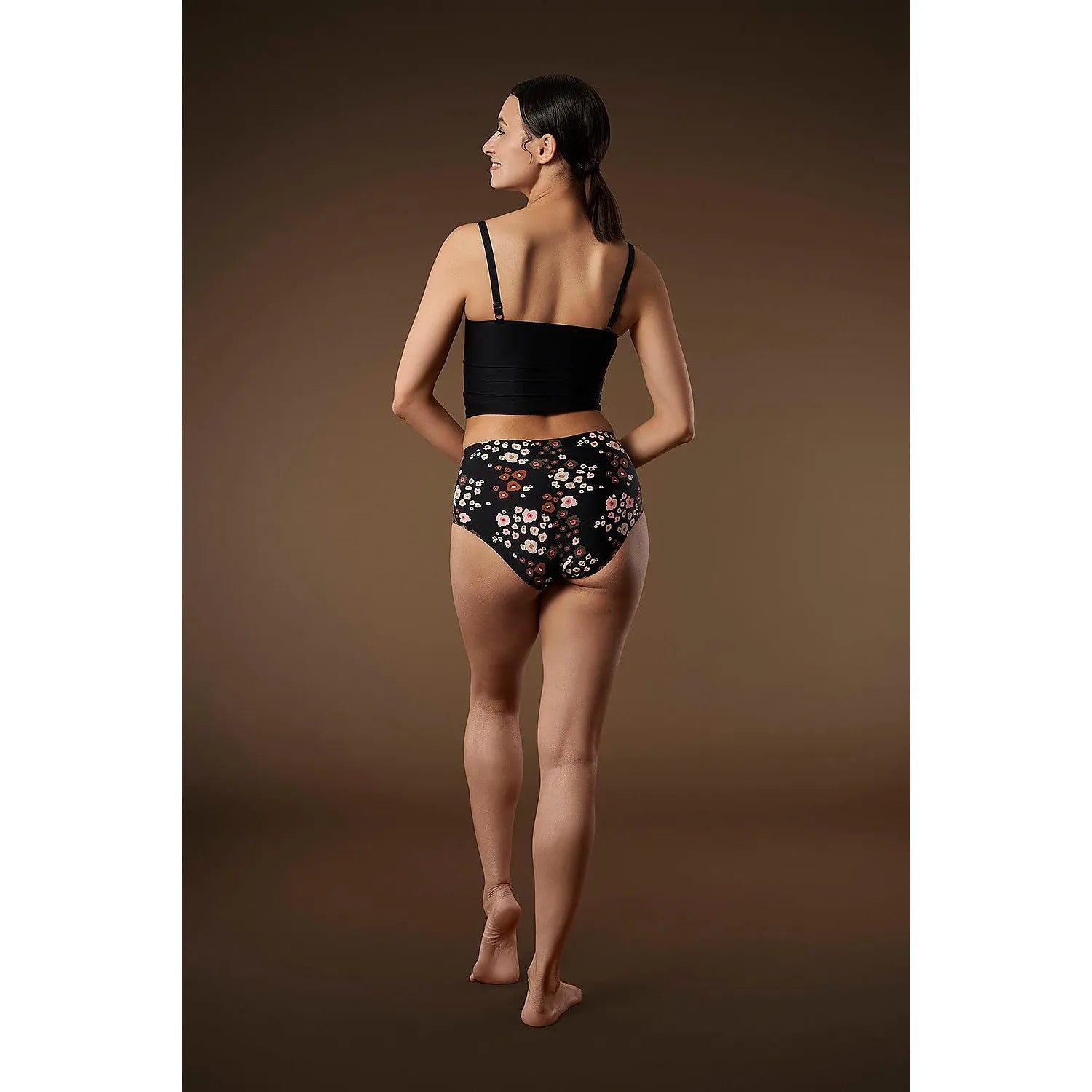 Culottes Julimex 188535 femme, motif floral coloré sur fond noir, lingerie élégante et confortable, vue arrière.