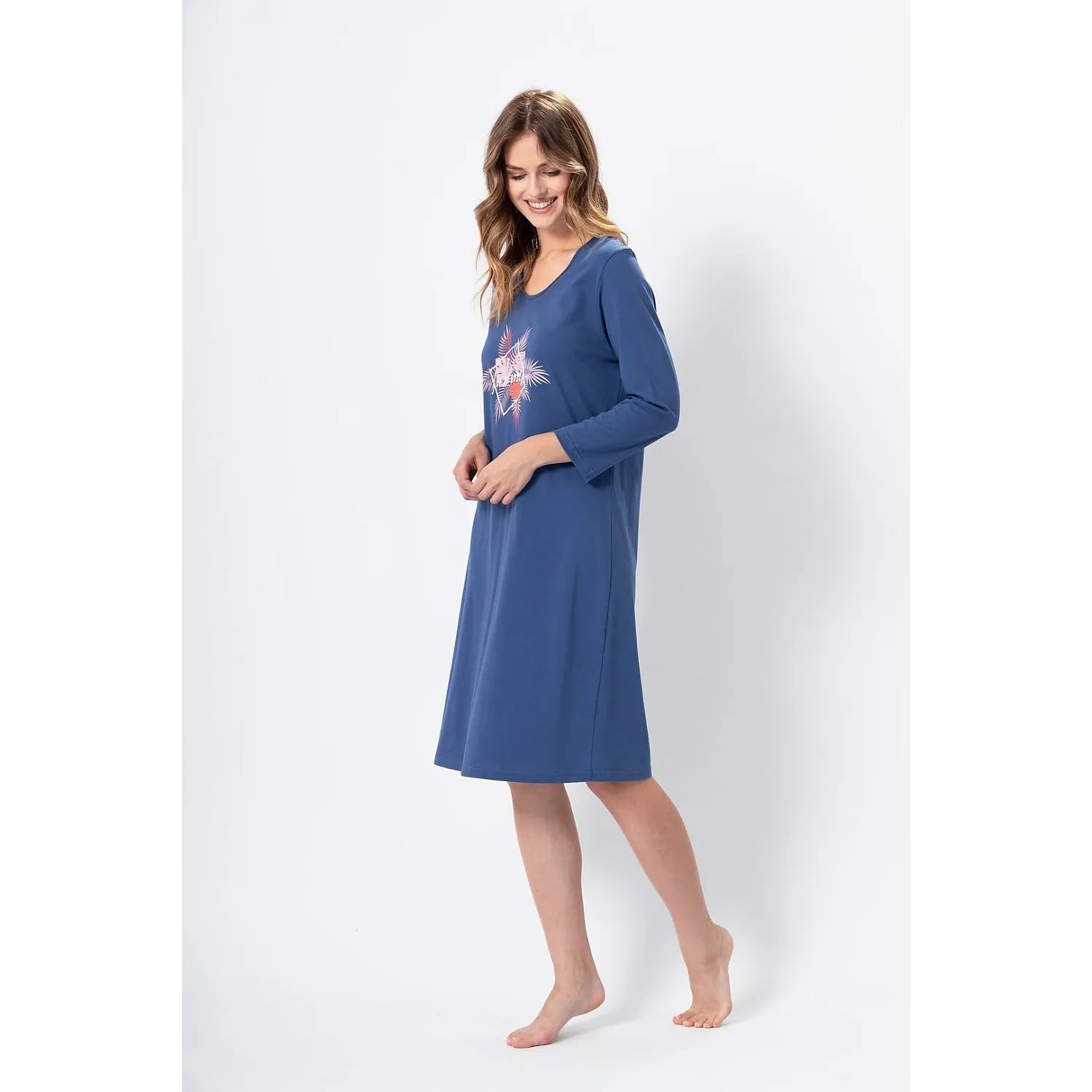 Chemise de nuit femme bleu denim foncé, manches 3/4, imprimé floral, coton bio, style décontracté, détente maison.