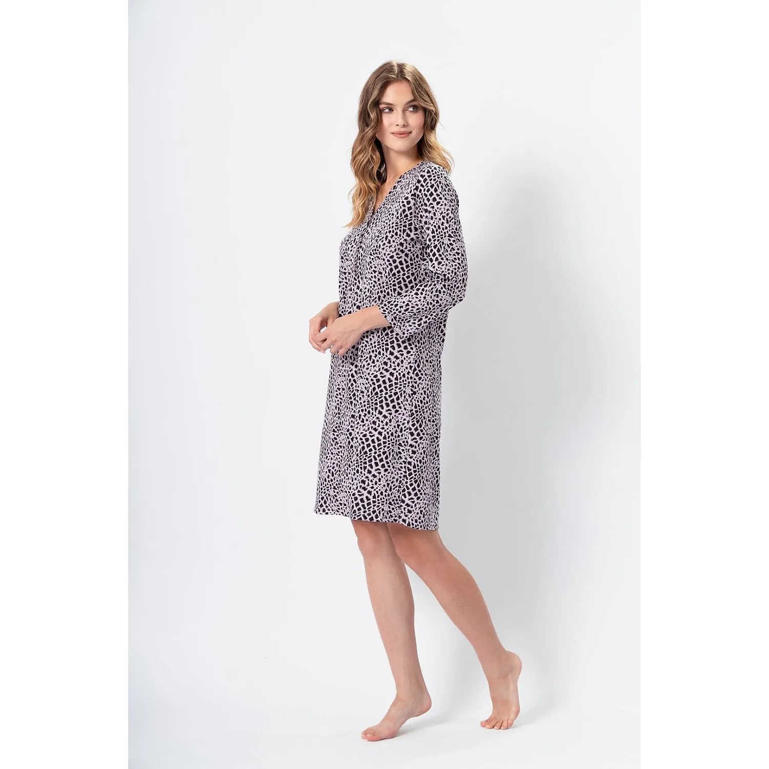 Chemise de nuit femme motif léopard noir blanc, col V, manches 7/8, longueur genou, confort coton, édition limitée.