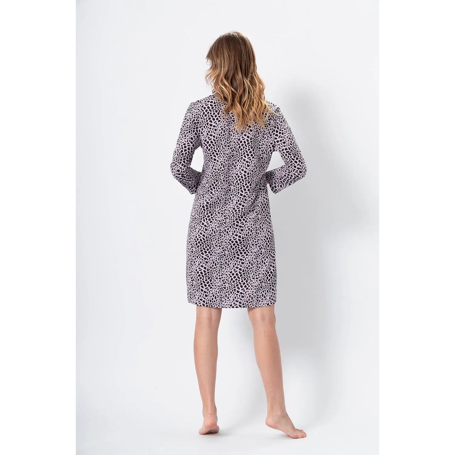 Chemise de nuit femme motif léopard noir blanc, col V, manches 7/8, longueur genou, confort coton, édition limitée.
