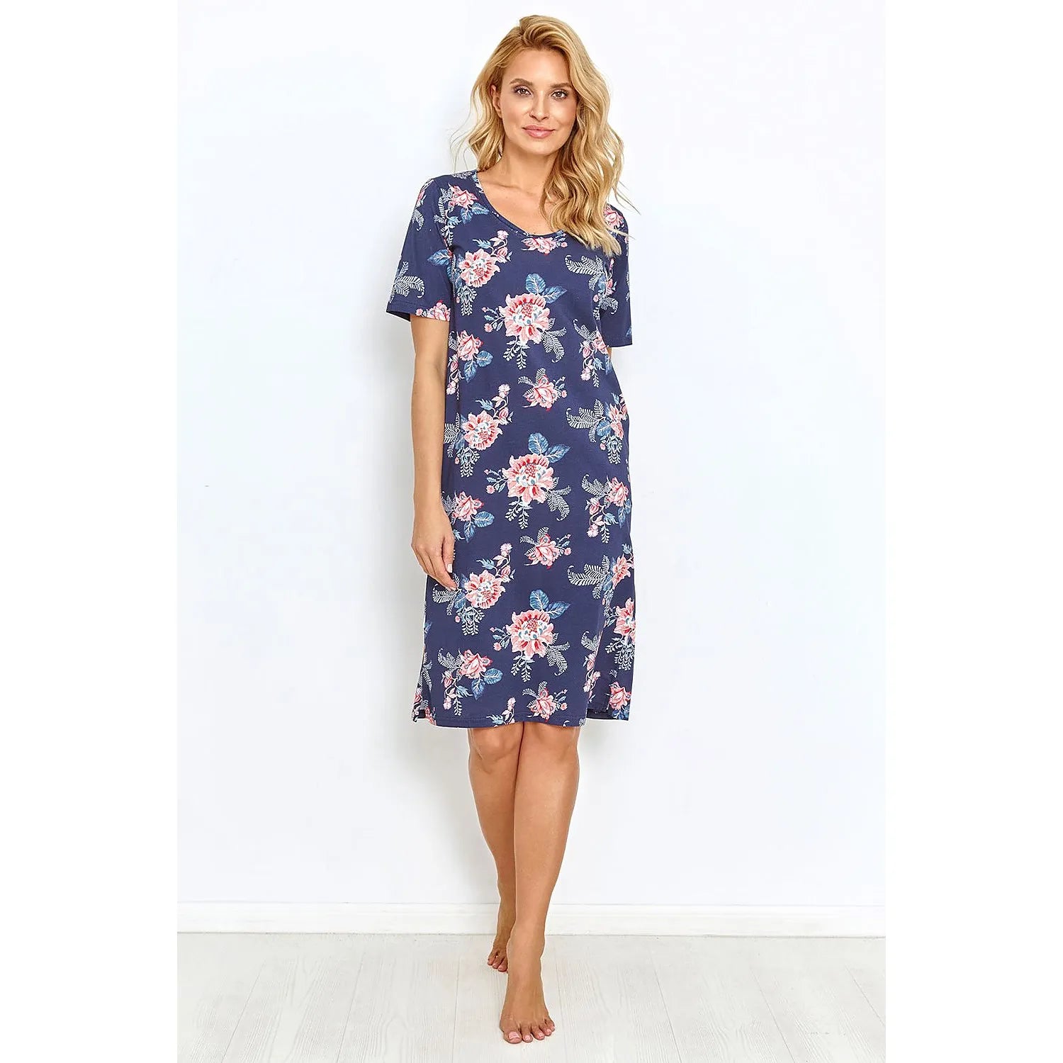 Chemise de nuit bleu marine à motif floral coloré, manches courtes, encolure demi-ronde, coton 100%, taille S-XL.