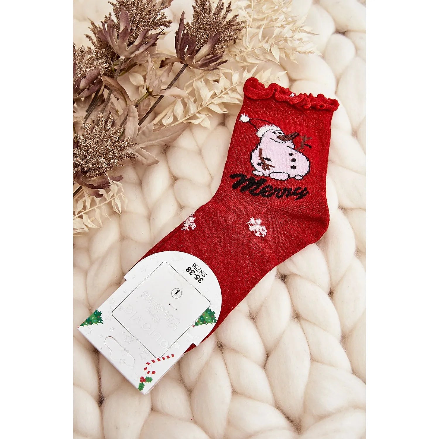 Chaussettes rouges à paillettes avec motif Noël, coton, accessoire festif élégant pour dames, sur fond de laine blanche.