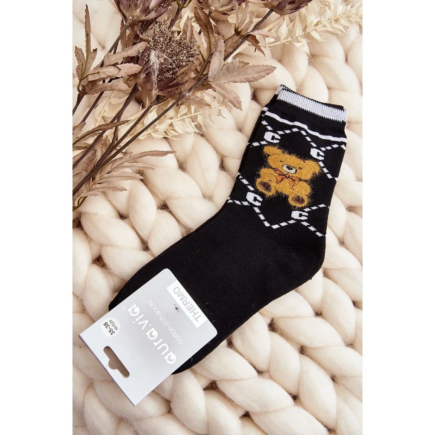 Chaussettes noires pour femmes avec patch ourson en coton, motif hivernal, sur fond de laine tricotée, idéales pour le froid.