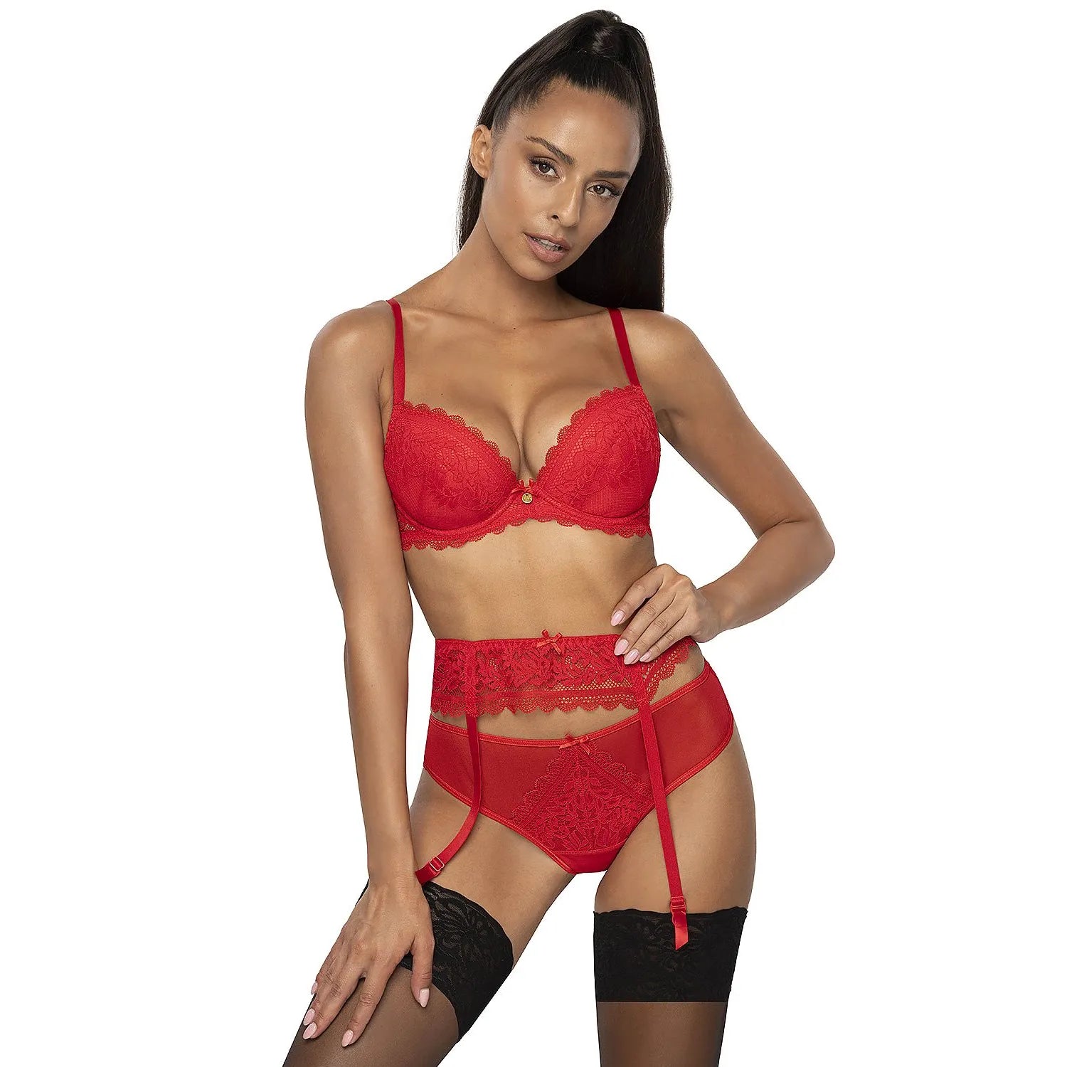 Ensemble lingerie rouge dentelle florale avec culotte et porte-jarretelles, nœuds satin, élégant et sensuel.