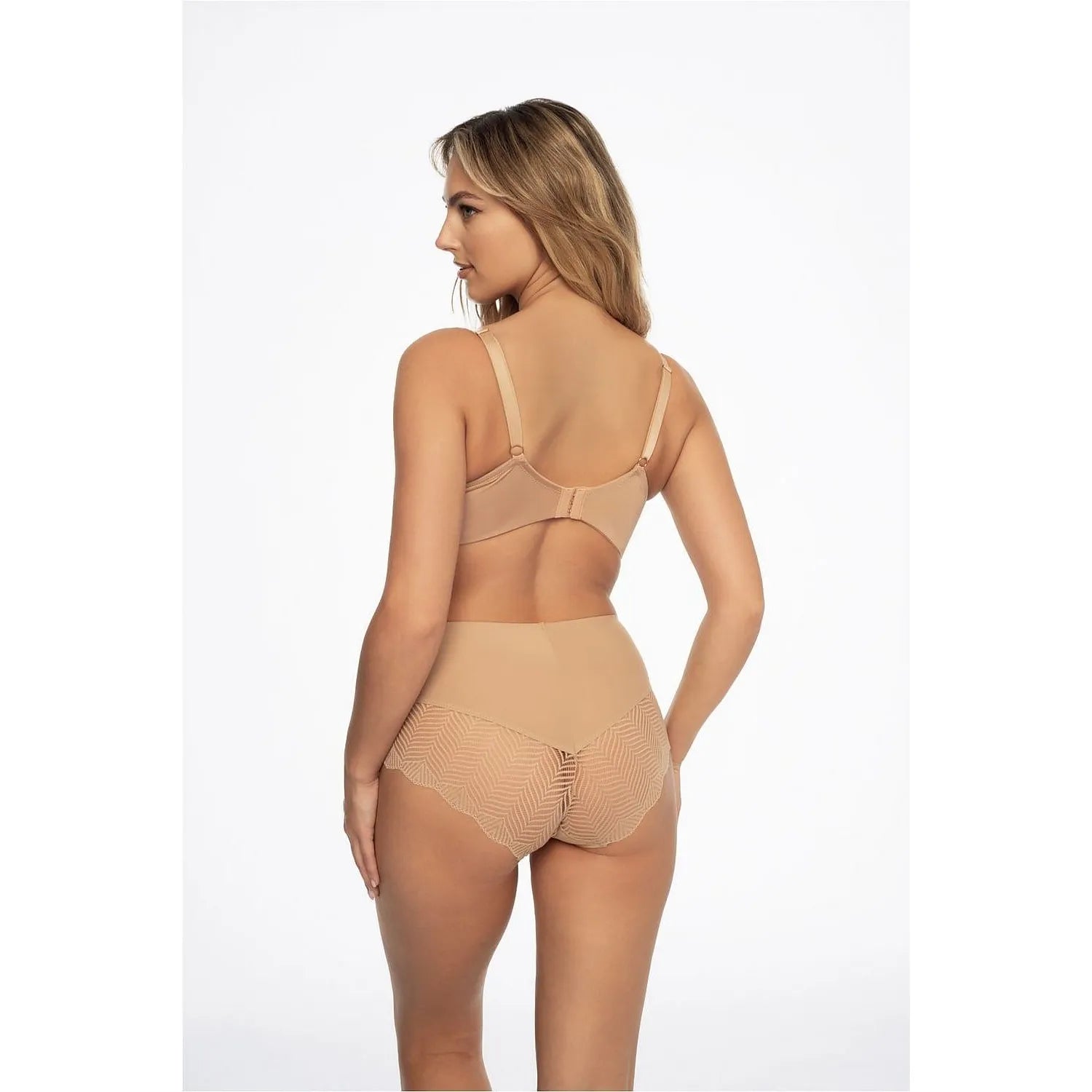 Ensemble lingerie chair dentelle, soutien-gorge armatures et culotte taille haute, confort et élégance féminine.