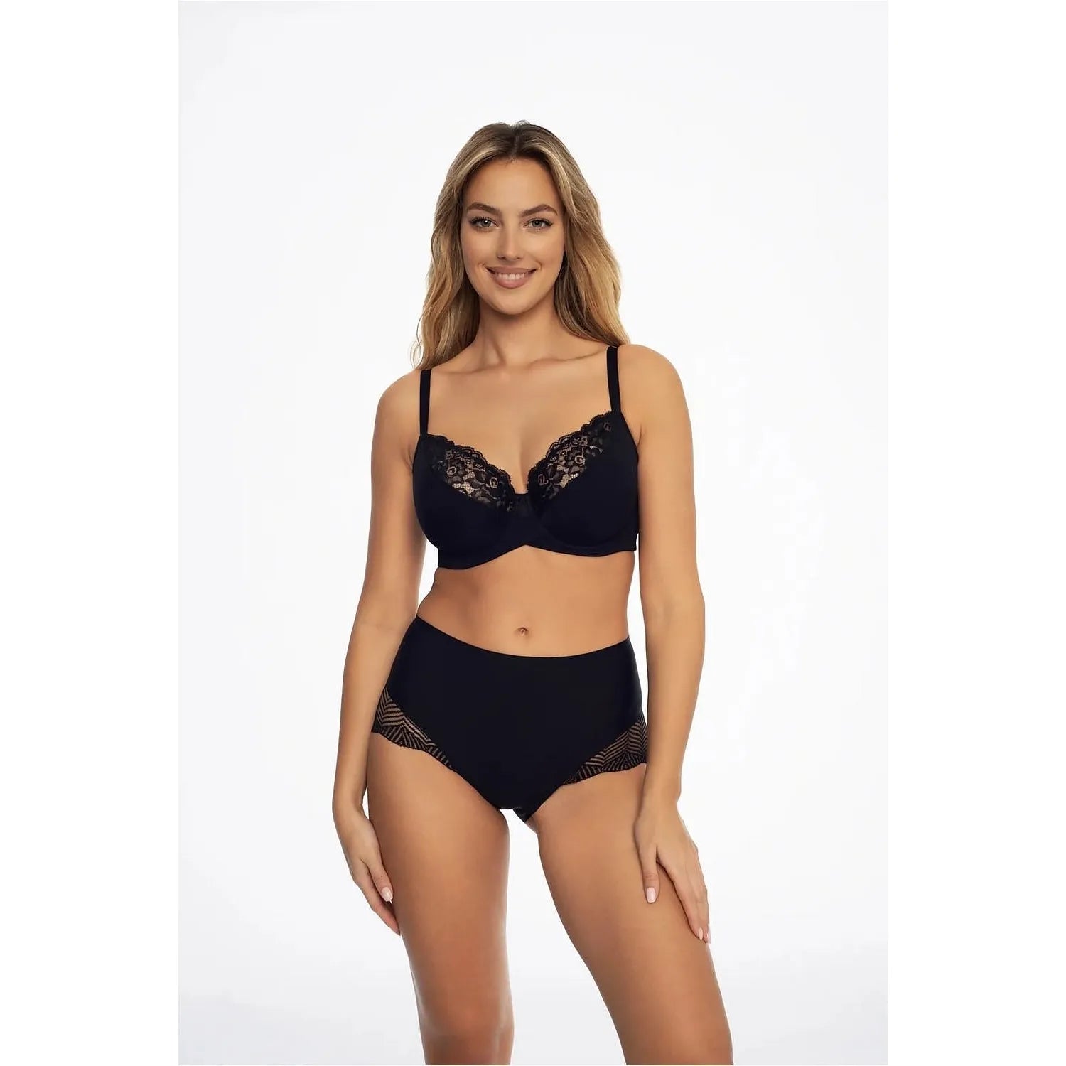 Ensemble lingerie femme noir dentelle, soutien-gorge armatures et culotte taille haute, confort et élégance.