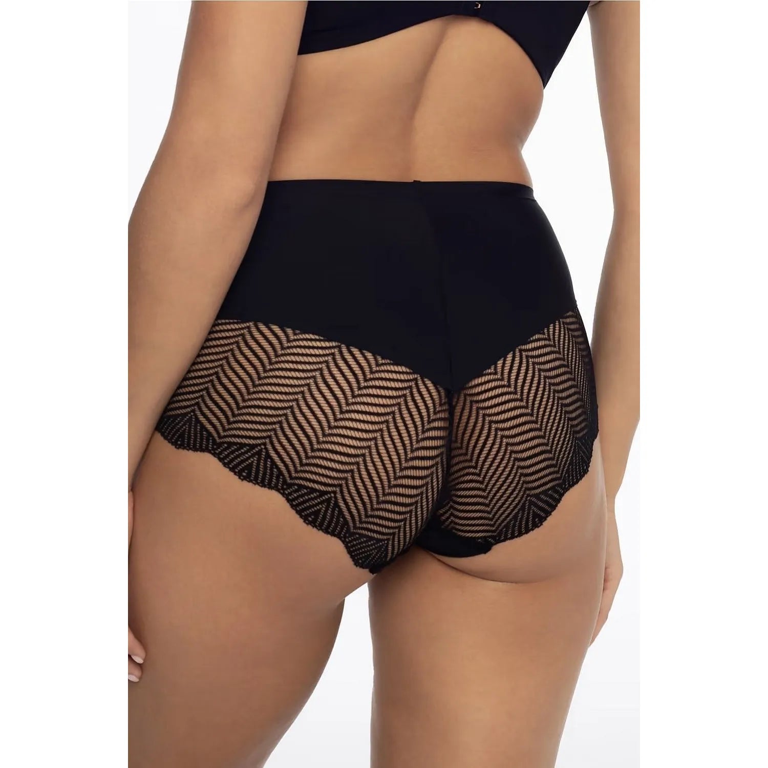 Ensemble lingerie dentelle noire, soutien-gorge armatures, culotte taille haute, détails raffinés, confort optimal.