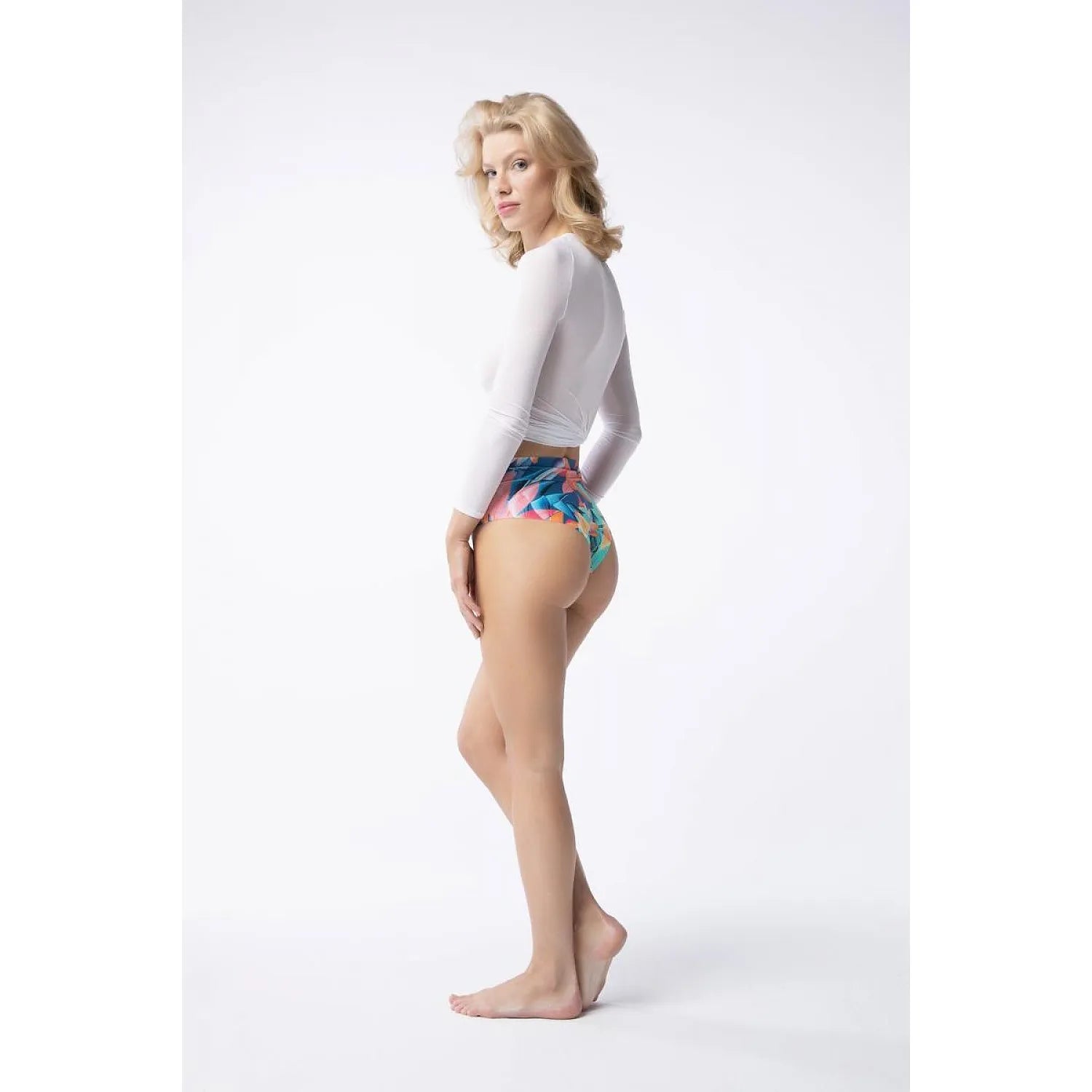 Culotte brésilienne Julimex imprimé tropical, taille haute, élégante et confortable, vue de profil sur mannequin.