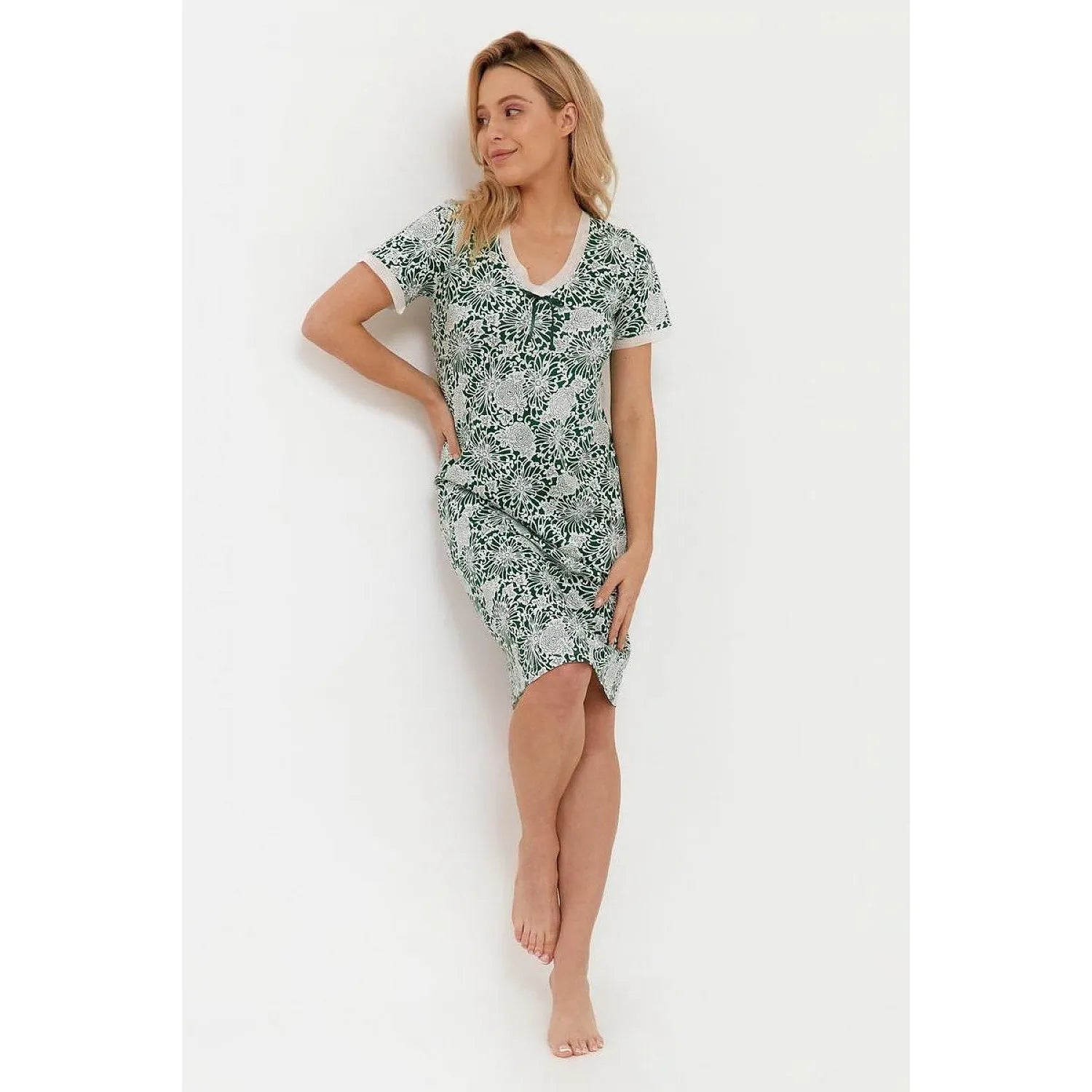 Chemise de nuit coton vert foncé à motif floral blanc, manches courtes, col rond avec nœud décoratif.