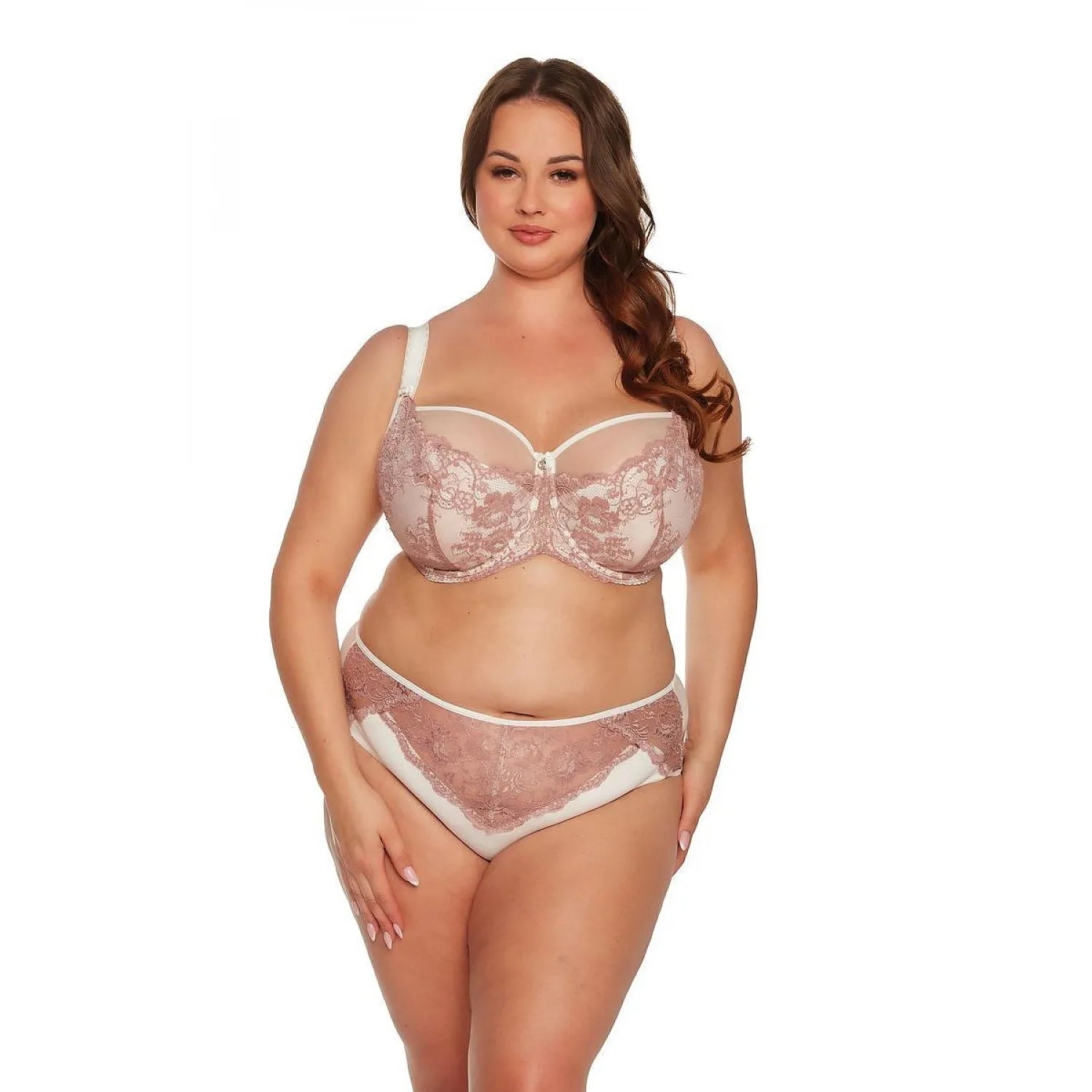 Ensemble lingerie dentelle florale rose poudré, soutien-gorge ajustable, culotte doublée crème, élégance féminine.