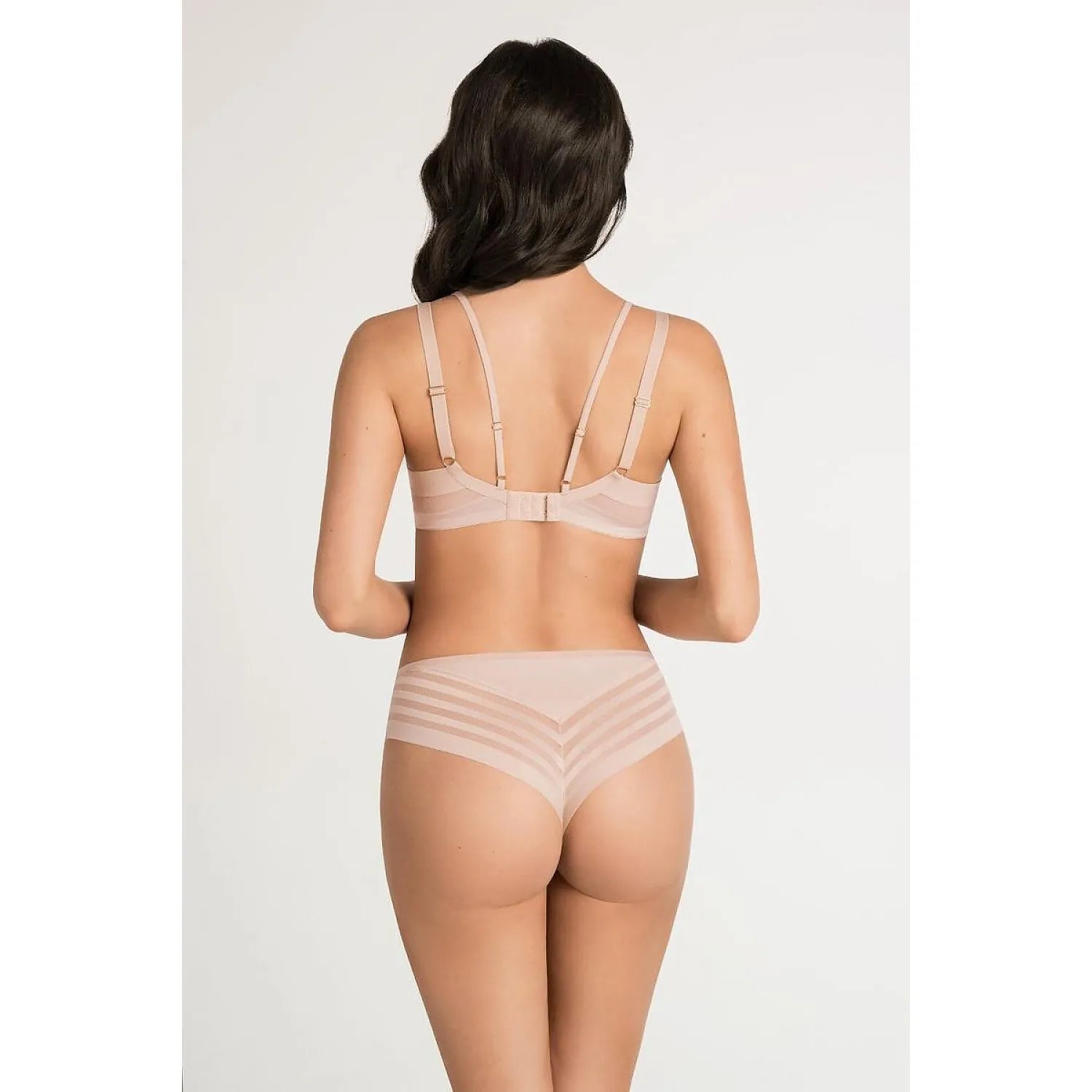 Ensemble lingerie Gorsenia Soft nude, soutien-gorge à armatures et culotte haute, tissu élastique, confort optimal.