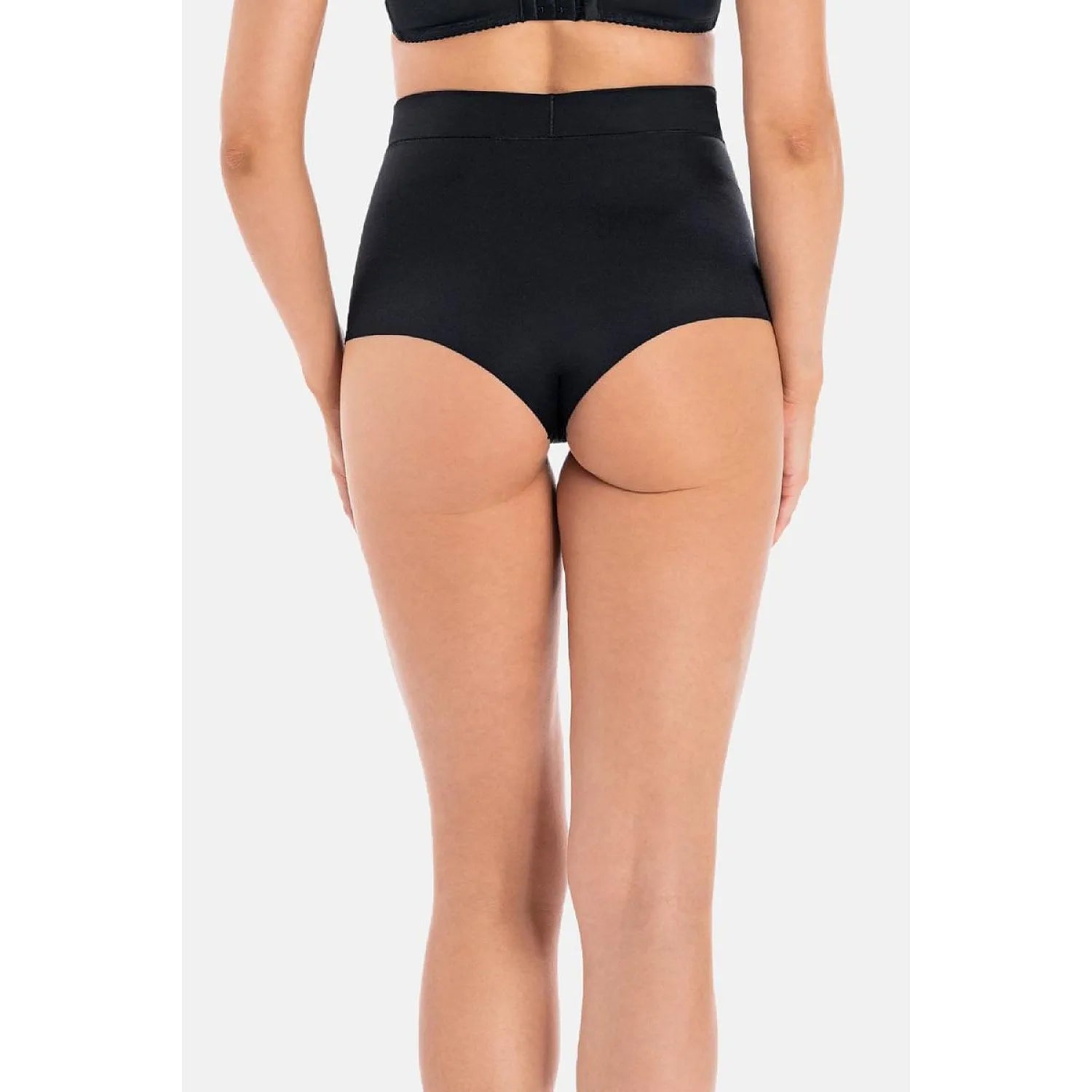 Culotte gainante noire taille haute, sculptante et discrète, en nylon et élasthanne, pour un maintien confortable et élégant.