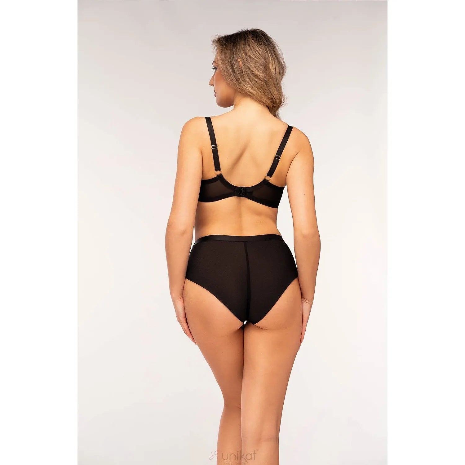 Culotte noire taille haute, design géométrique, matière douce, élégante pour femme, lingerie spéciale occasion.