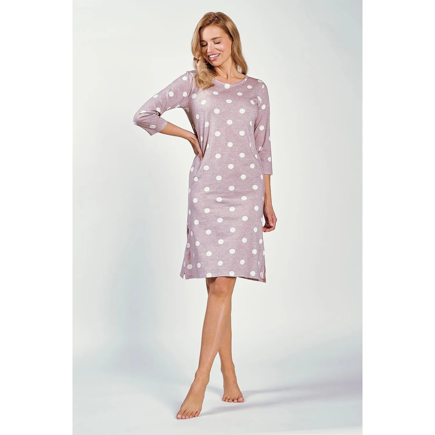 Chemise de nuit élégante et confortable en tissu doux imprimé, manches 3/4, encolure ronde, fentes latérales, idéale pour la nuit ou un cadeau parfait