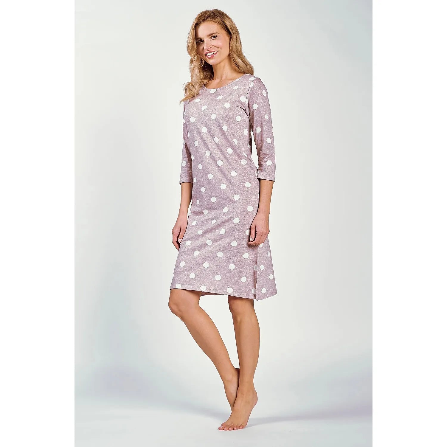 Chemise de nuit rose à pois blancs, manches 3/4, encolure ronde, tissu doux, idéale pour confort et élégance nocturne.