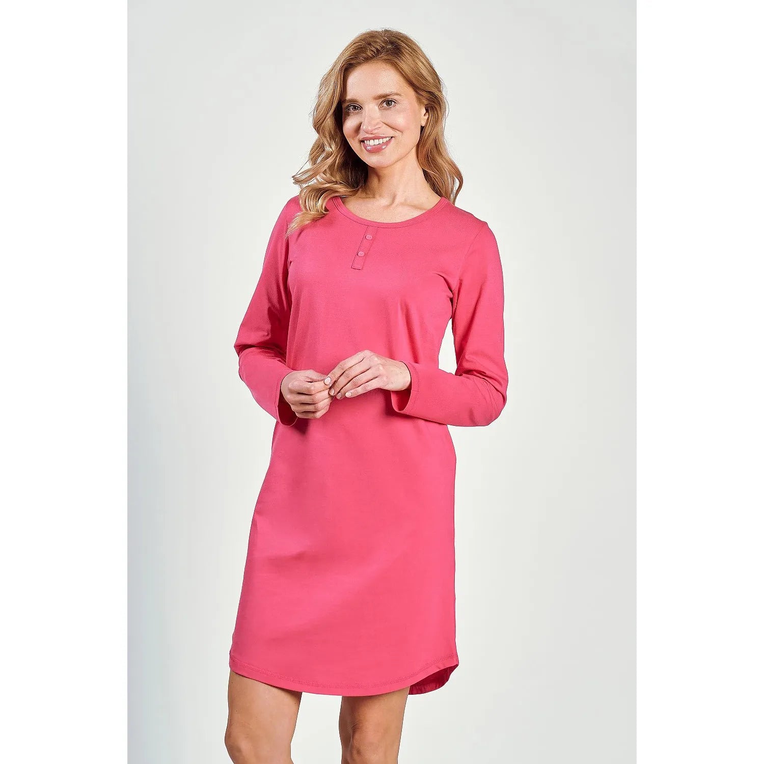 Chemise de nuit rose manches longues, coupe droite, tissu doux, élégance moderne, confort nuit, lingerie femme.