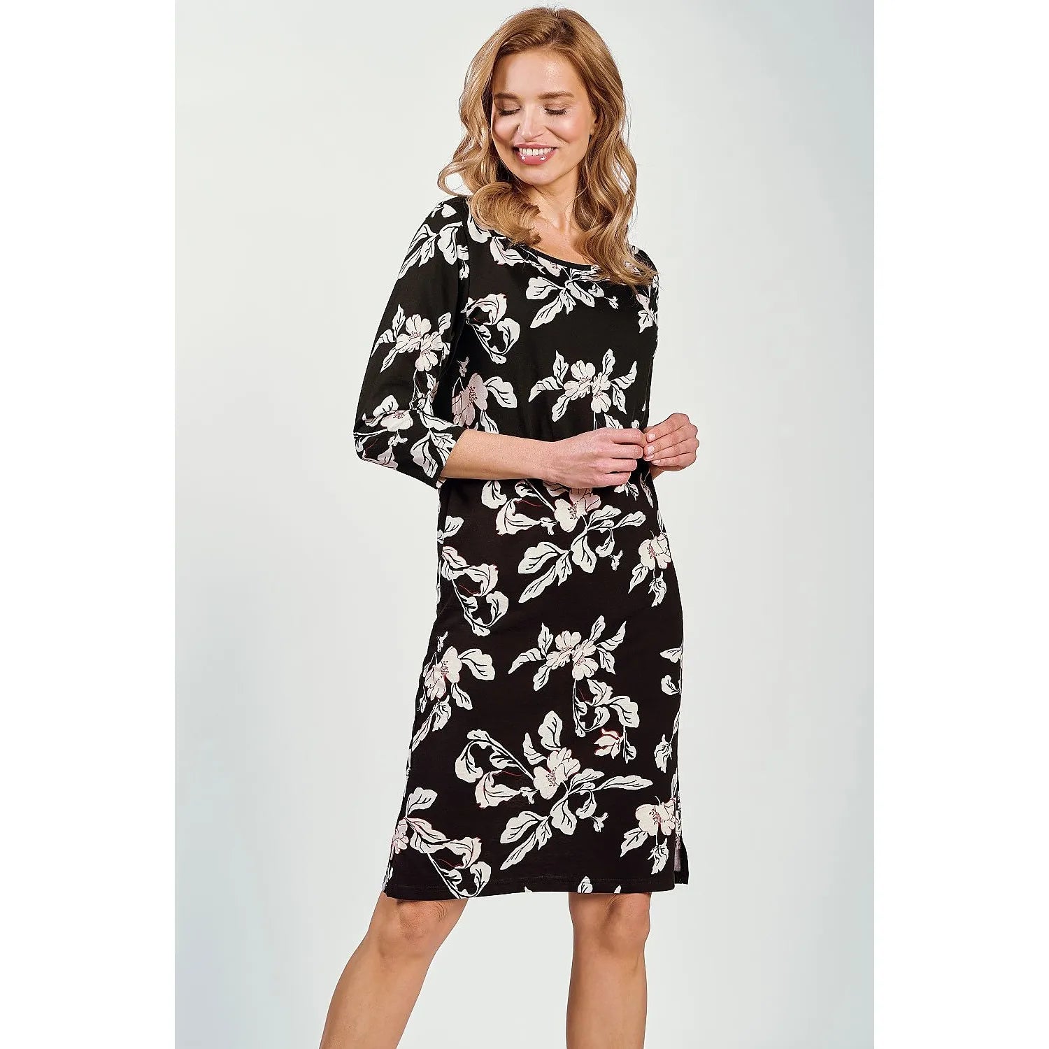 Chemise de nuit noire à imprimé floral rose, manches trois-quarts, coupe droite, encolure semi-circulaire, longueur genou.