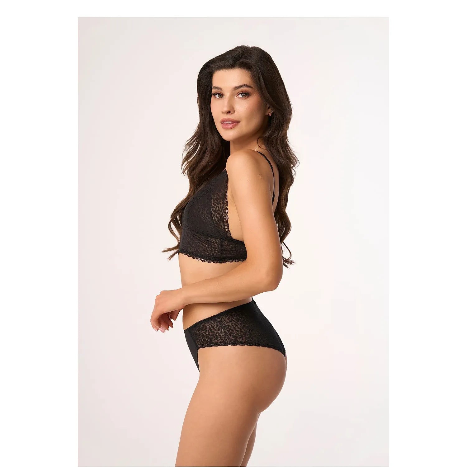 Culottes brésiliennes Babell noires, dentelle florale, coupe chee KY, élégance et confort, lingerie féminine raffinée.